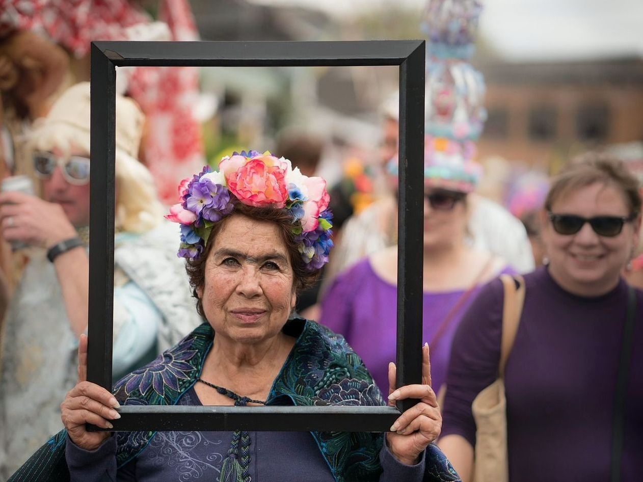 Três cadeiras coloridas perto do palco de apresentações