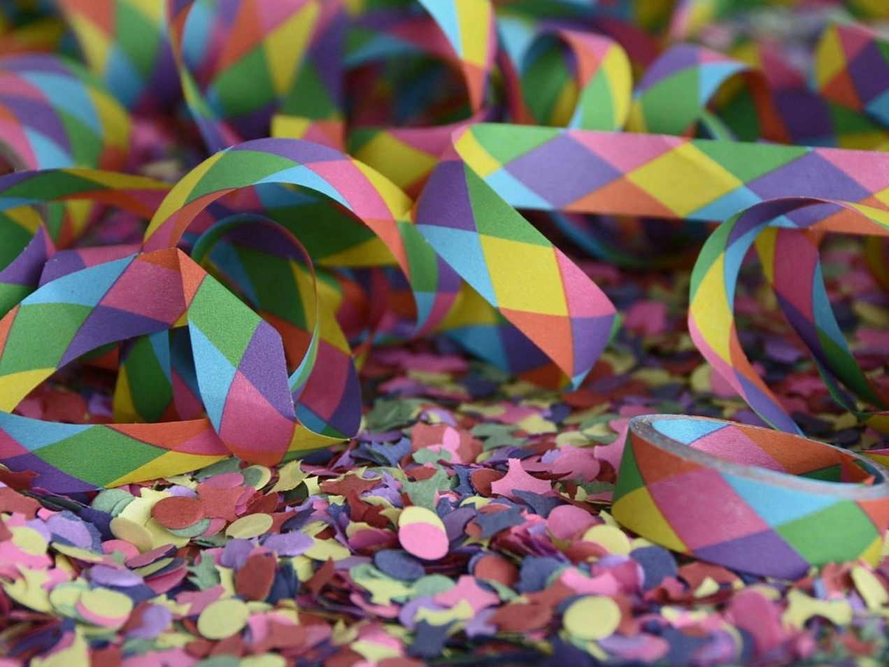 Roda da sorte com cores vibrantes em movimento, exibindo brindes