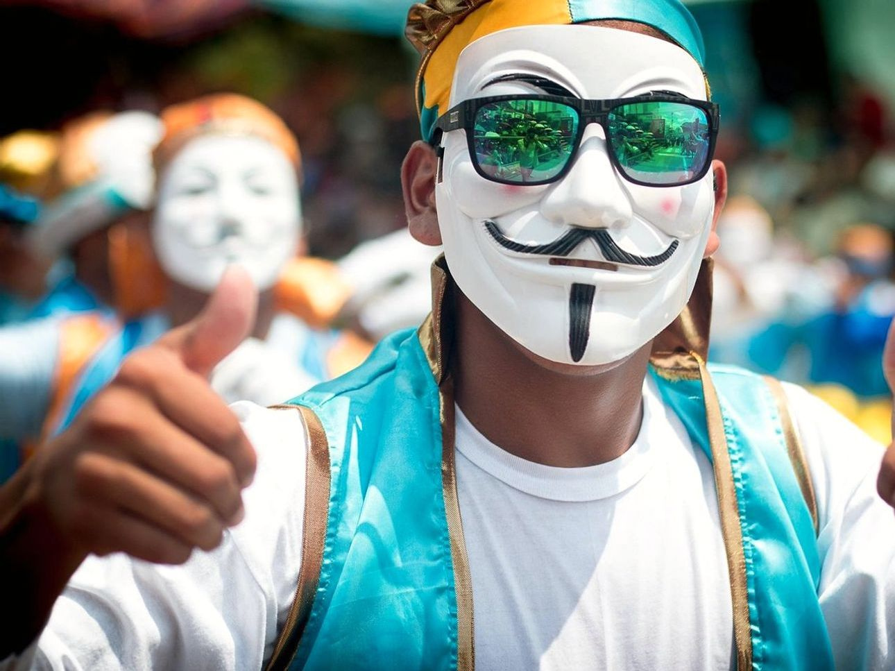 Conjunto de jogos de parque dispostos sobre lona, prontos para o festival de pesca